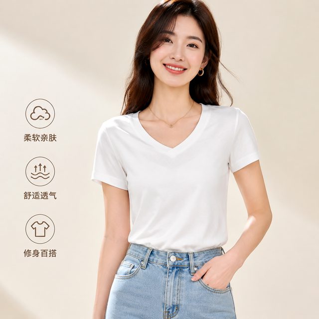 以参考图白色女士V领短袖上衣为原型，保留领口、袖长和衣身细节。年轻漂亮的成年女模特自然微笑，搭配高腰浅蓝牛仔裤，展现合身显瘦、简约百搭的穿搭效果。面料柔软细腻、自然垂顺，突出亲肤舒适、轻盈透气的卖点，清晰呈现领口走线与面料质感。浅米色背景，柔和自然光，拼多多高清电商主图，正面半身构图，上衣完整展示、占据视觉中心。配文“柔软亲肤｜舒适透气｜修身百搭”，排版简洁，不遮挡衣服。